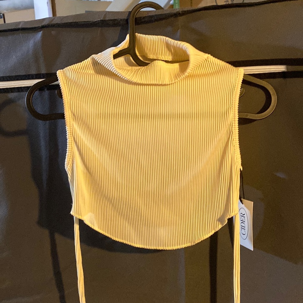 NWT High neck balckless top